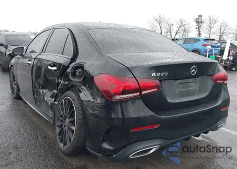 2021 Mercedes-Benz A 220 z USA, uszkodzony, nr VIN W1K3G4EB7MJ284985